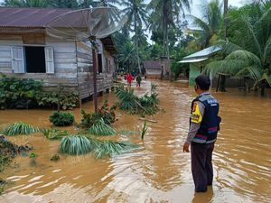 Diguyur Hujan Deras, Ribuan Rumah Warga di Riau Terendam Banjir
