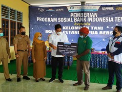 BI Beri Bantuan Traktor untuk Buka Lahan Jagung di Papua