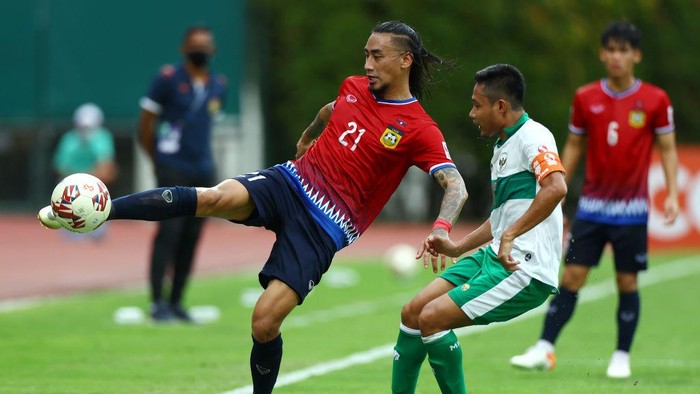 SINGAPORE, SINGAPORE - DECEMBER 12: Evan Dimas Darmono #6 of Indonesia celebrates after scoring his team's fifth goal as Loungleuang Keophouvong #25 of Laos reacts during the second half of their AFF Suzuki Cup Group B game at Bishan Stadium on December 12, 2021 in Singapore. (Photo by Yong Teck Lim/Getty Images)