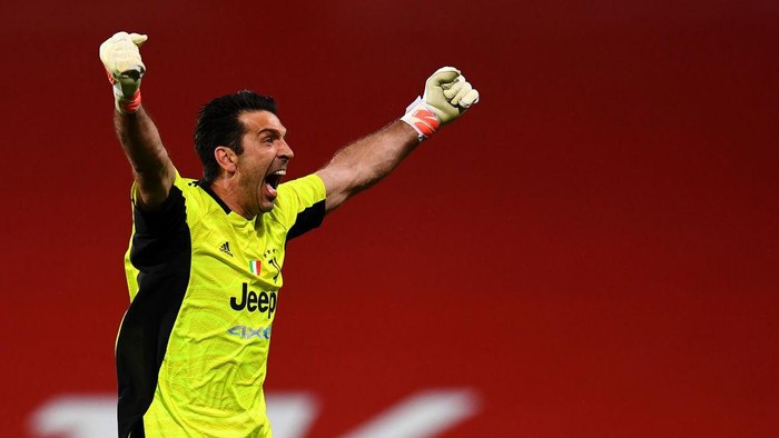 REGGIO NELLEMILIA, ITALY - MAY 19: Gianluigi Buffon of Juventus reacts during the TIMVISION Cup Final between Atalanta BC and Juventus on May 19, 2021 in Reggio nellEmilia, Italy. A limited number of fans will be allowed into the stadium as Coronavirus restrictions begin to ease in the UK. (Photo by Claudio Villa/Getty Images for Lega Serie A)