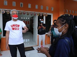 Ganjar Tengok Perayaan Natal-Cicipi Papeda di Asrama Mahasiswa Papua