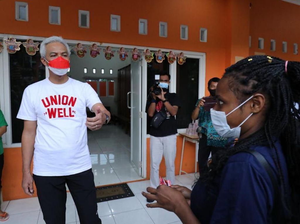Ganjar Tengok Perayaan Natal-Cicipi Papeda di Asrama Mahasiswa Papua Ganjar Tengok Perayaan Natal-Cicipi Papeda di Asrama Mahasiswa Papua