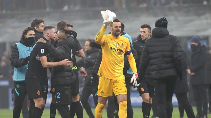MILAN, ITALY - DECEMBER 22: FC Internazionale players celebrate following the Serie A match between FC Internazionale and Torino FC at Stadio Giuseppe Meazza on December 22, 2021 in Milan, Italy. (Photo by Marco Luzzani/Getty Images)