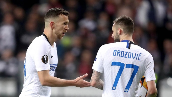 FRANKFURT AM MAIN, GERMANY - MARCH 07: Ivan Perisic of FC Internazionale speaks to Marcelo Brozovic of FC Internazionale about who will take a penalty during the UEFA Europa League Round of 16 First Leg match between Eintracht Frankfurt and FC Internazionale at Commerzbank-Arena on March 07, 2019 in Frankfurt am Main, Germany. (Photo by Alex Grimm/Getty Images)