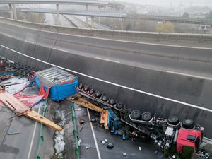 Ngeri! Jembatan Layang Tol Ambruk, Truk Kontener Terlihat seperti Mainan