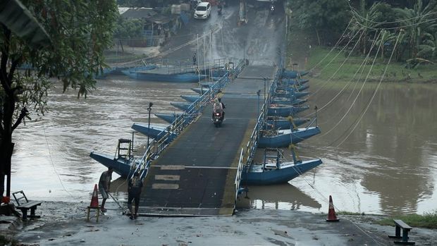 jembatan perahu di karawang viral milik h endang