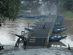 Kisah H Endang Buat Jembatan Perahu Viral Beromzet Rp 25 Juta/Hari Kisah H Endang Buat Jembatan Perahu Viral Beromzet Rp 25 Juta/Hari