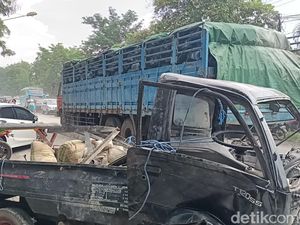 Pikap Tabrak Mobil di Jalur Pantura Probolinggo, Sopirnya Sempat Terjepit