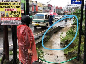 Seorang Wanita Hilang Terseret Banjir di Palembang