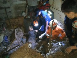 Dramatis! Detik-detik Evakuasi Warga Tertimbun Longsor di Sukabumi