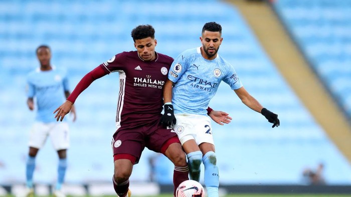 MANCHESTER, ENGLAND - SEPTEMBER 27: James Justin of Leicester City battles for possession with Riyad Mahrez of Manchester City during the Premier League match between Manchester City and Leicester City at Etihad Stadium on September 27, 2020 in Manchester, England. Sporting stadiums around the UK remain under strict restrictions due to the Coronavirus Pandemic as Government social distancing laws prohibit fans inside venues resulting in games being played behind closed doors. (Photo by Catherine Ivill/Getty Images)