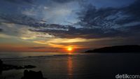 Menikmati Indahnya Lembayung Senja di Bukit Seger Mandalika