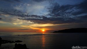 Menikmati Indahnya Lembayung Senja di Bukit Seger Mandalika