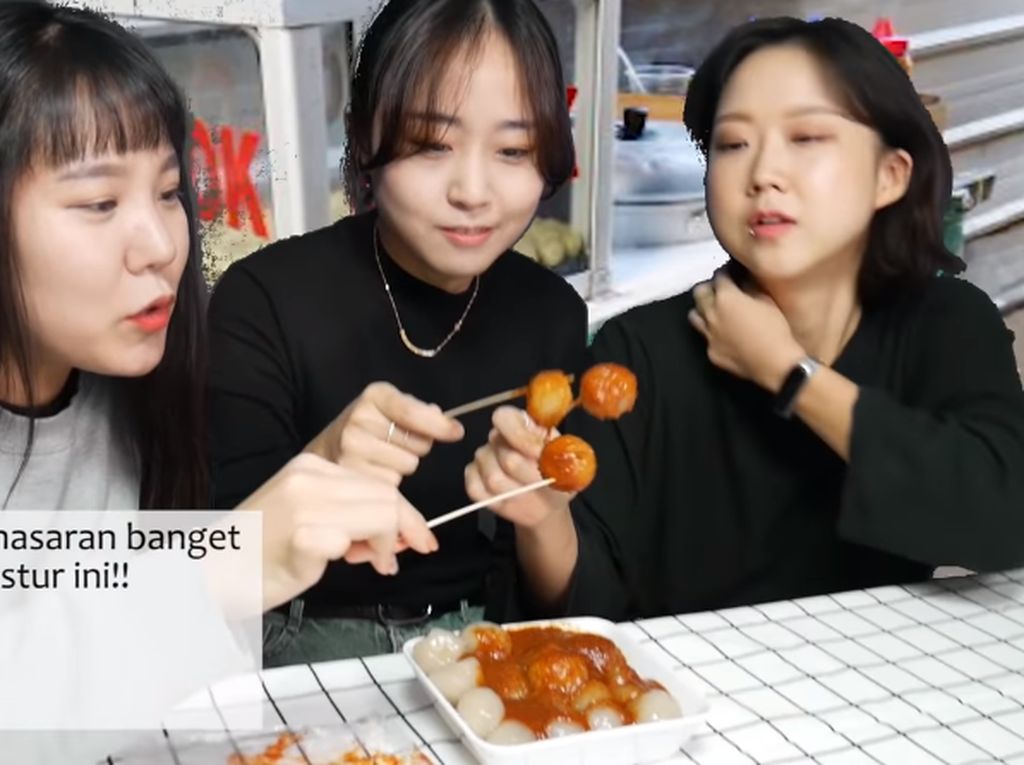 Cicip Jajanan SD, Orang Korea Ini Ketagihan Telur Gulung dan Cilok