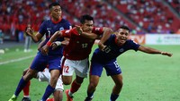 Seperti gol Egy Maulana Vikri saat melawan Thailand di final leg kedua Piala AFF 2020 lalu. Rekannya bisa membuat gol, yang didahului lewat serangan dengan skema ke dalam jarak jauh Pratama Arhan. Getty Images/Yong Teck Lim 
