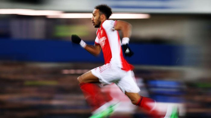 LIVERPOOL, ENGLAND - DECEMBER 06: Pierre-Emerick Aubameyang of Arsenal runs for the ball during the Premier League match between Everton  and  Arsenal at Goodison Park on December 06, 2021 in Liverpool, England. (Photo by Naomi Baker/Getty Images)