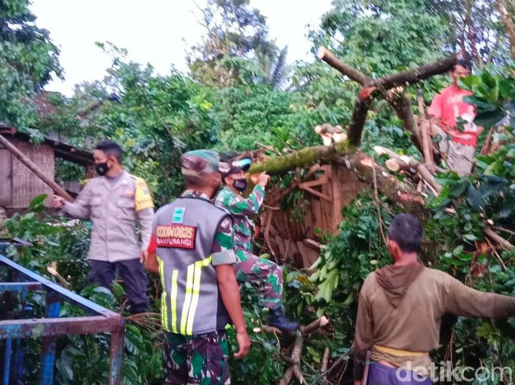 17 Rumah di Banyuwangi Rusak Diterjang Angin Kencang, Satu Dusun Terisolir