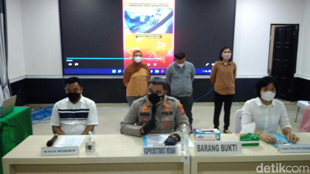 Potret Kader Satgas PDIP Tersangka Pukul Remaja Dipamerkan Polisi Potret Kader Satgas PDIP Tersangka Pukul Remaja Dipamerkan Polisi