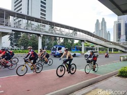 Akhir Pekan Libur Natal, Warga Ramai Berolahraga di Kawasan Sudirman