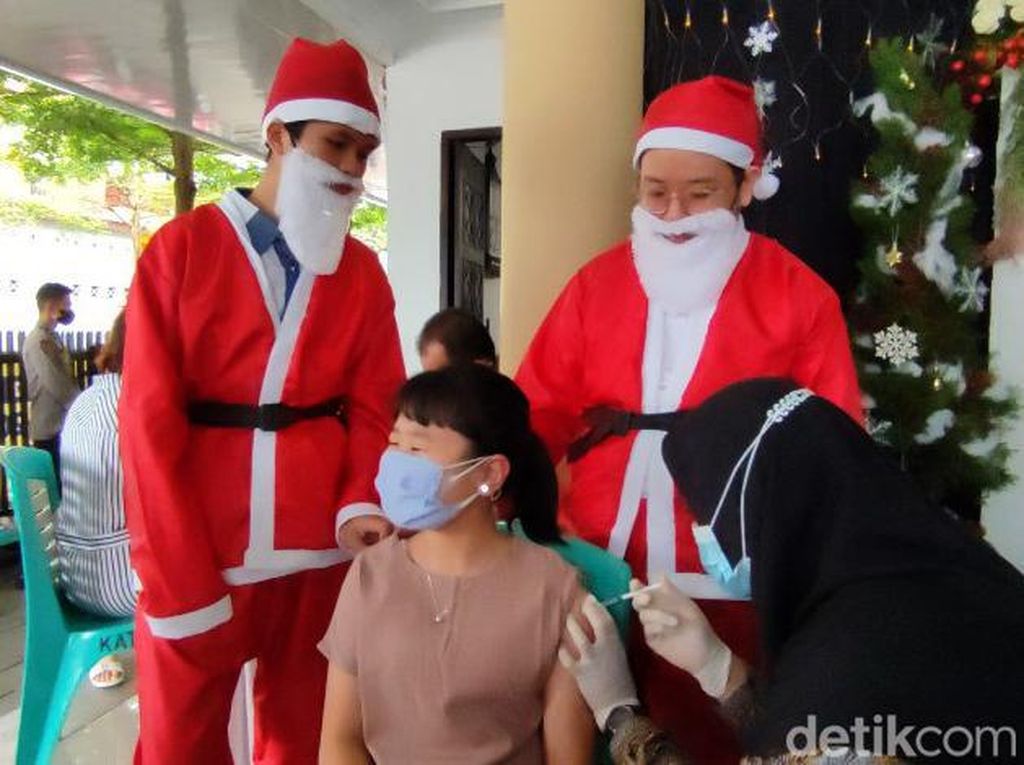 Santa Claus Hibur Anak-anak yang Divaksin di Gereja Ciamis