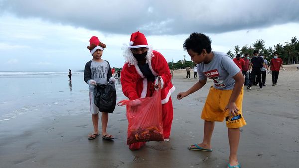 Sinterklas Bersih-bersih Sampah di Pantai Legian