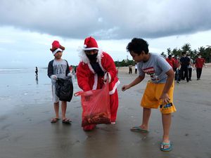 Sinterklas Bersih-bersih Sampah di Pantai Legian