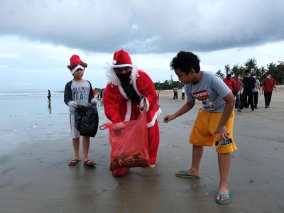 Sinterklas Bersih-bersih Sampah di Pantai Legian
