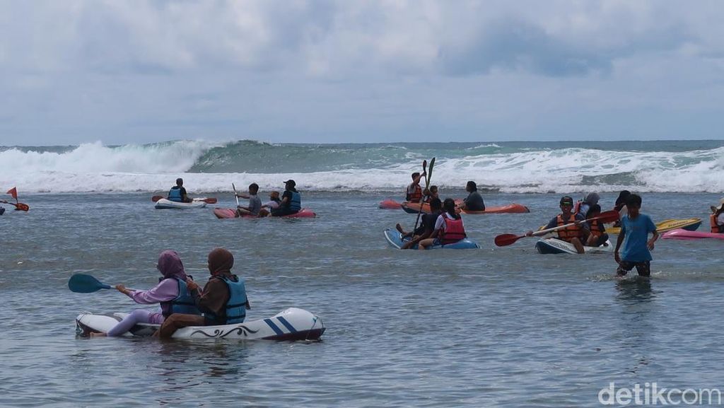Foto: Ribuan Orang Berlibur di Pantai Drini Gunungkidul saat Natal