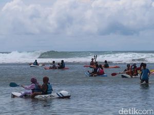 Foto: Ribuan Orang Berlibur di Pantai Drini Gunungkidul saat Natal