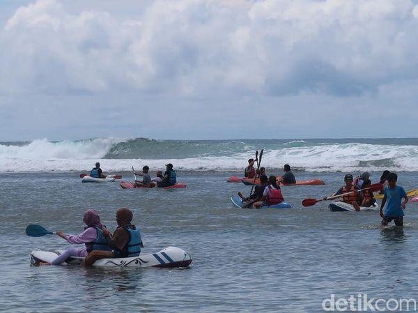 Foto: Ribuan Orang Berlibur di Pantai Drini Gunungkidul saat Natal
