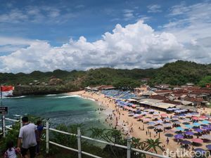 Pantai Drini Gunungkidul, Punya Pasir Putih dan Pulau Karang yang Indah Pantai Drini Gunungkidul, Punya Pasir Putih dan Pulau Karang yang Indah