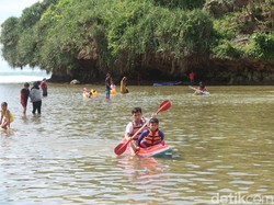 Menikmati Ketenangan Laut Selatan di Pantai Drini Gunungkidul