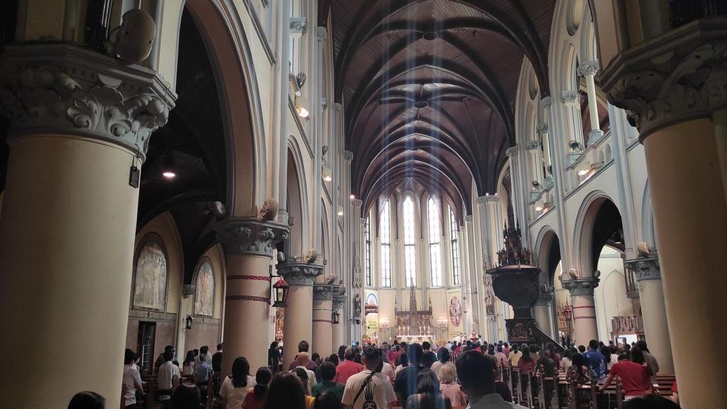 Suasana Khidmat Jemaat Gereja Katedral Laksanakan Misa Natal