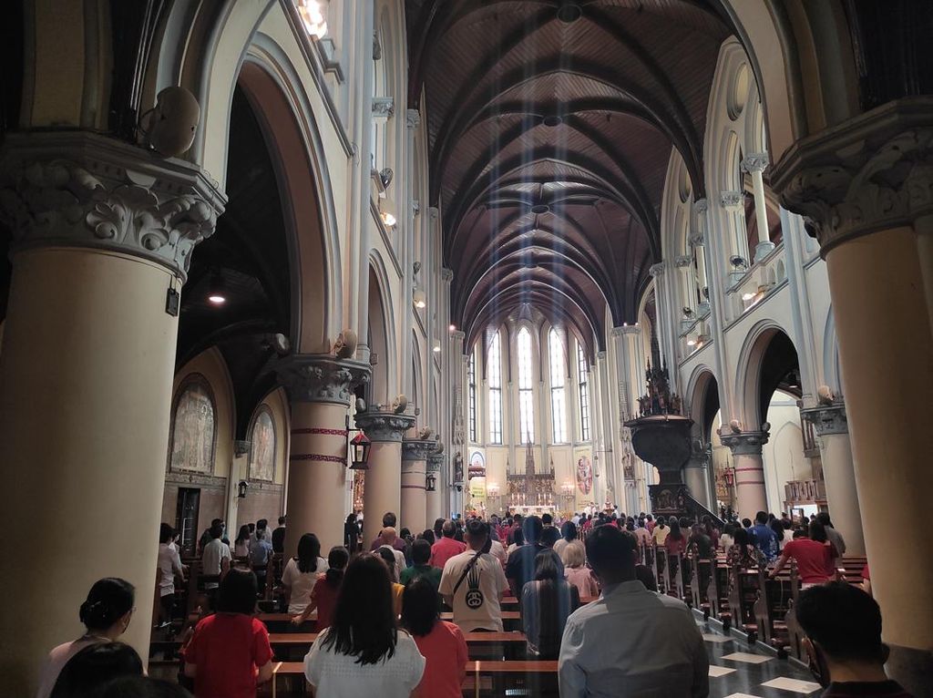 Misa Natal di Katedral Usai, Umat Sempat Cemas Varian Omicron Misa Natal di Katedral Usai, Umat Sempat Cemas Varian Omicron