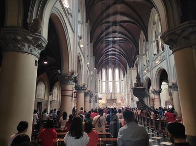 Suasana Khidmat Jemaat Gereja Katedral Laksanakan Misa Natal