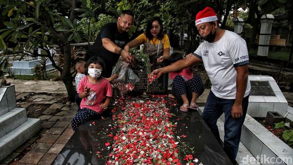 Suasana Ziarah Umat Nasrani di Makam Keturunan Portugis