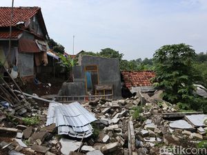 3 Rumah Ambruk Tergerus Aliran Sungai Cimanuk di Majalengka
