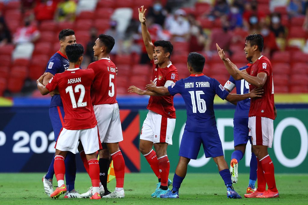 SINGAPORE, SINGAPORE - DECEMBER 25: Singaporean and Indonesian players argue over a play during the first half of the second leg of their AFF Suzuki Cup semifinal at the National Stadium on December 25, 2021 in Singapore. (Photo by Yong Teck Lim/Getty Images)