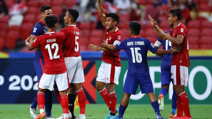 SINGAPORE, SINGAPORE - DECEMBER 25: Singaporean and Indonesian players argue over a play during the first half of the second leg of their AFF Suzuki Cup semifinal at the National Stadium on December 25, 2021 in Singapore. (Photo by Yong Teck Lim/Getty Images)
