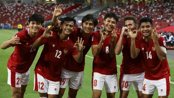 Egy Maulana Vikri of Indonesia, second right, celebrates with teammates after scoring the fourth goal during the AFF Suzuki Cup 2020 semi-final second leg match between Indonesia and Singapore in Singapore, Saturday, Dec. 25, 2021. (AP Photo/Suhaimi Abdullah)