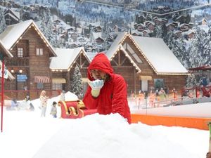 Main Salju di Trans Snow World Bekasi Bikin Liburan Natal Makin Seru!