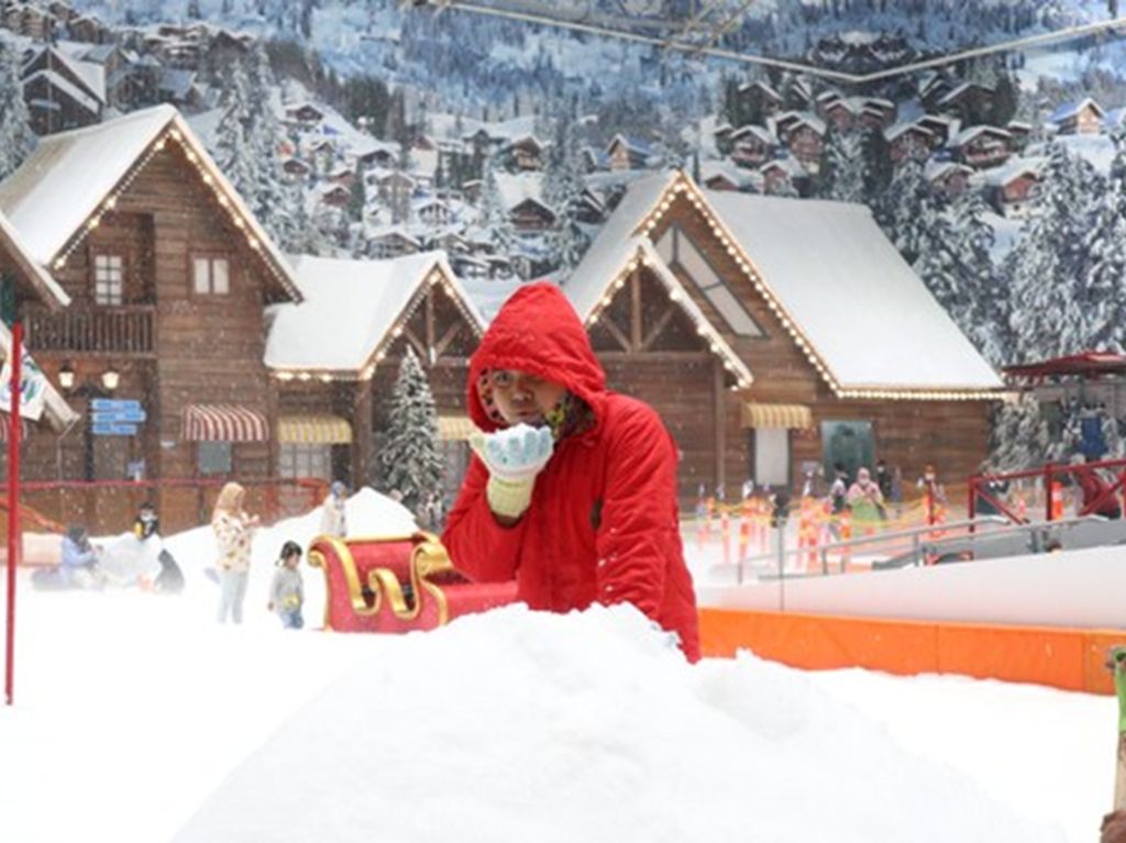 Main Salju di Trans Snow World Bekasi Bikin Liburan Natal Makin Seru!
