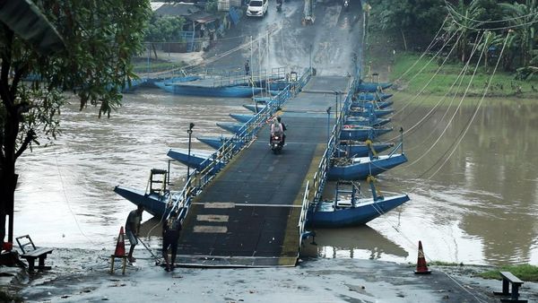 Unik, Jembatan di Karawang Ini Terbuat dari Deretan Perahu