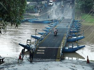 Unik, Jembatan di Karawang Ini Terbuat dari Deretan Perahu