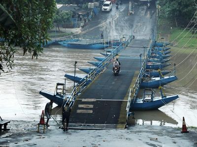 Unik, Jembatan di Karawang Ini Terbuat dari Deretan Perahu
