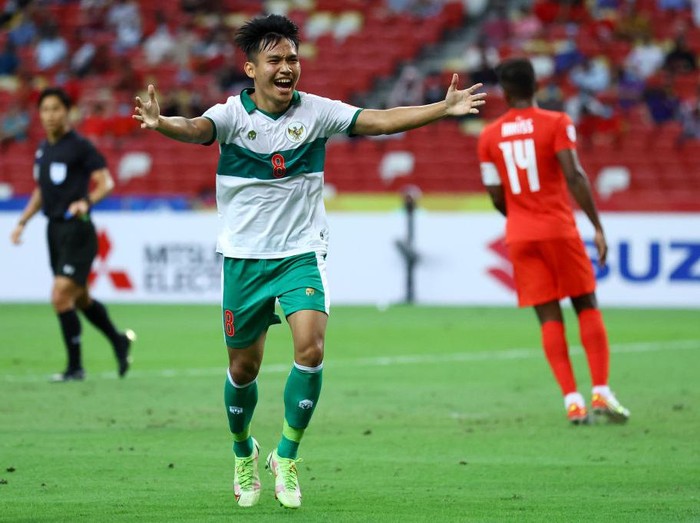 SINGAPORE, SINGAPORE - DECEMBER 22: Witan Sulaeman #8 of Indonesia celebrates after scoring his teams first goal against Singapore during the first half of the first leg of their AFF Suzuki Cup semifinal at the National Stadium on December 22, 2021 in Singapore. (Photo by Yong Teck Lim/Getty Images)