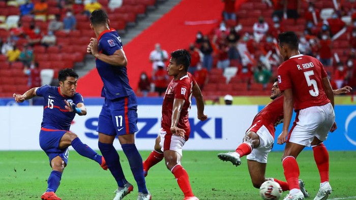 SINGAPORE, SINGAPORE - DECEMBER 25: Song Ui-Young #15 of Singapore shoots the ball to score his teams first goal against Indonesia during the first half of the second leg of their AFF Suzuki Cup semifinal at the National Stadium on December 25, 2021 in Singapore. (Photo by Yong Teck Lim/Getty Images)