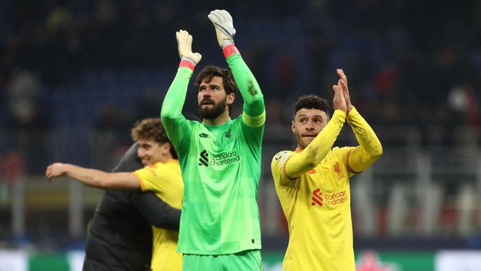 MILAN, ITALY - DECEMBER 07: Alisson Becker of Liverpool applauds the fans after the UEFA Champions League group B match between AC Milan and Liverpool FC at Giuseppe Meazza Stadium on December 07, 2021 in Milan, Italy. (Photo by Marco Luzzani/Getty Images)