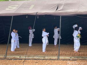 Anak-anak Berlatih Karate di Tenda Pengungsian Anak-anak Berlatih Karate di Tenda Pengungsian