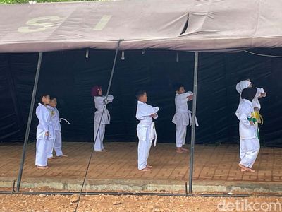Anak-anak Berlatih Karate di Tenda Pengungsian